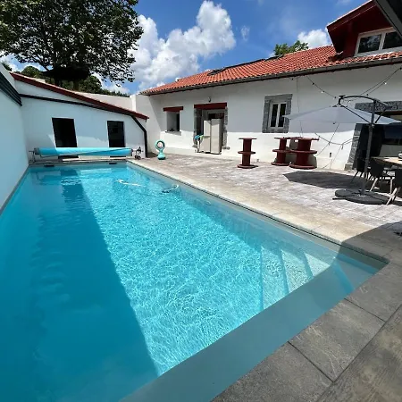 A Avec Piscine, Billard, Ping Pong 度假居